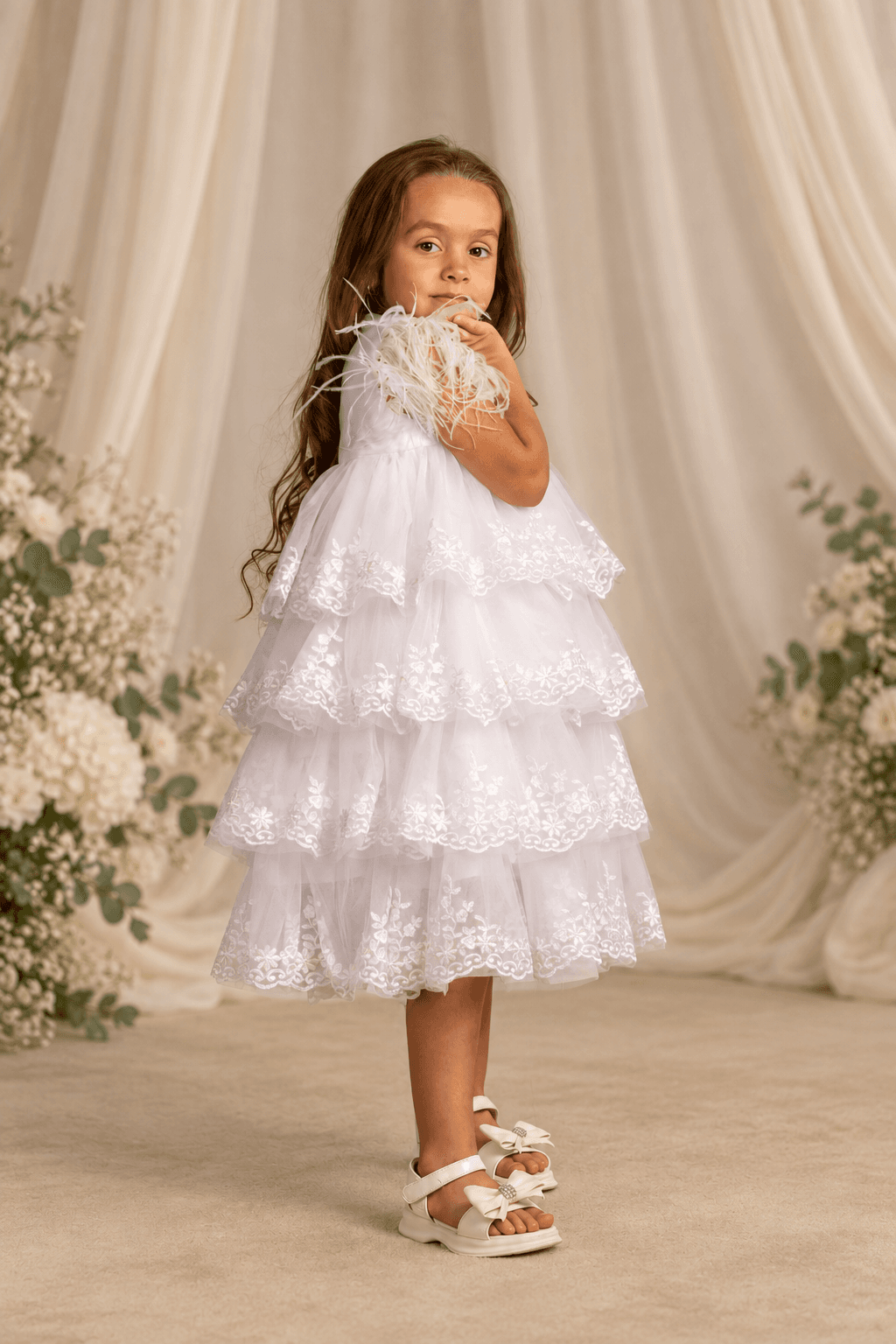 elsie-white-side-detskimagazin-eu